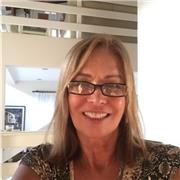 Dou aulas de Matemática para o Ensino Médio e Fundamental. Tenho experiência em aulas on-line. Sou apaixonada pelo que faço. Ensinar é ter a humildade de aprender mais a cada dia, e o contato com alunos é gratificante. O brilho nos olhos de quem descobriu